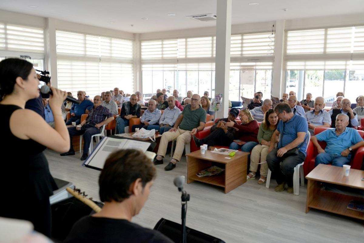 Emekliler, t&uuml;rk&uuml;lerle keyifli bir g&uuml;n ge&ccedil;irdi