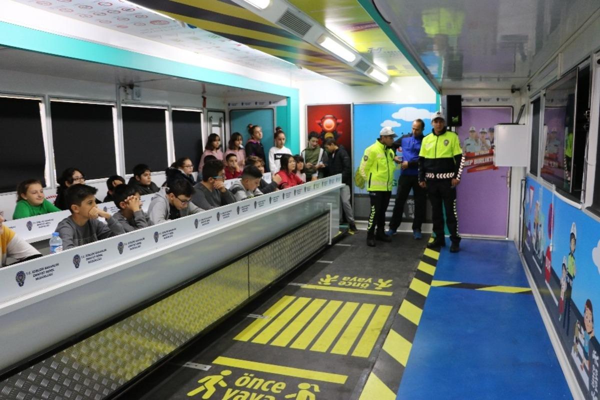Niğdeli &ouml;ğrenciler trafiği Mobil Trafik Eğitim Tırı ile &ouml;ğreniyor