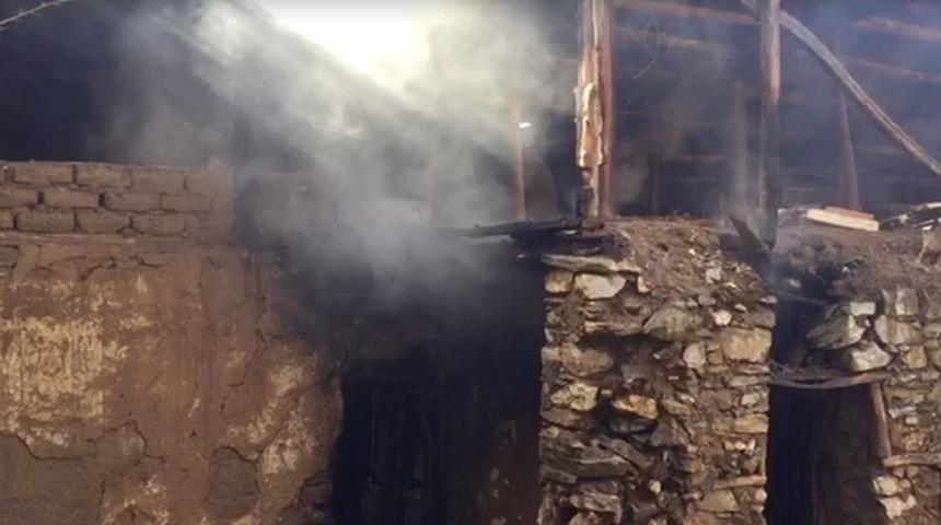 Keban&rsquo;da boş ev yandı