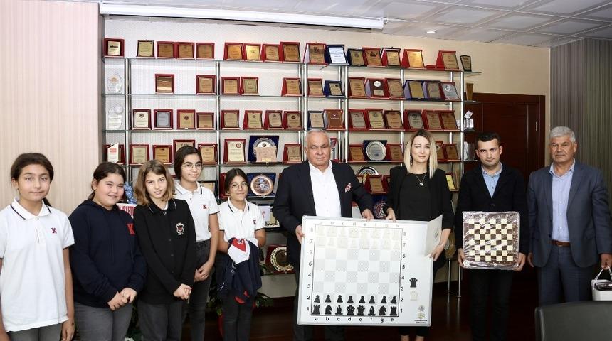 Başkan Tollu&rsquo;dan atıkpil toplama yarışması &uuml;&ccedil;&uuml;nc&uuml;s&uuml;ne &ouml;d&uuml;l