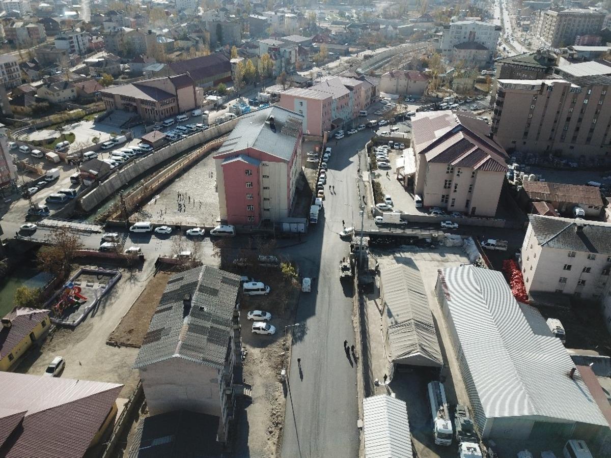 Y&uuml;ksekova&rsquo;da yol asfaltlama &ccedil;alışması