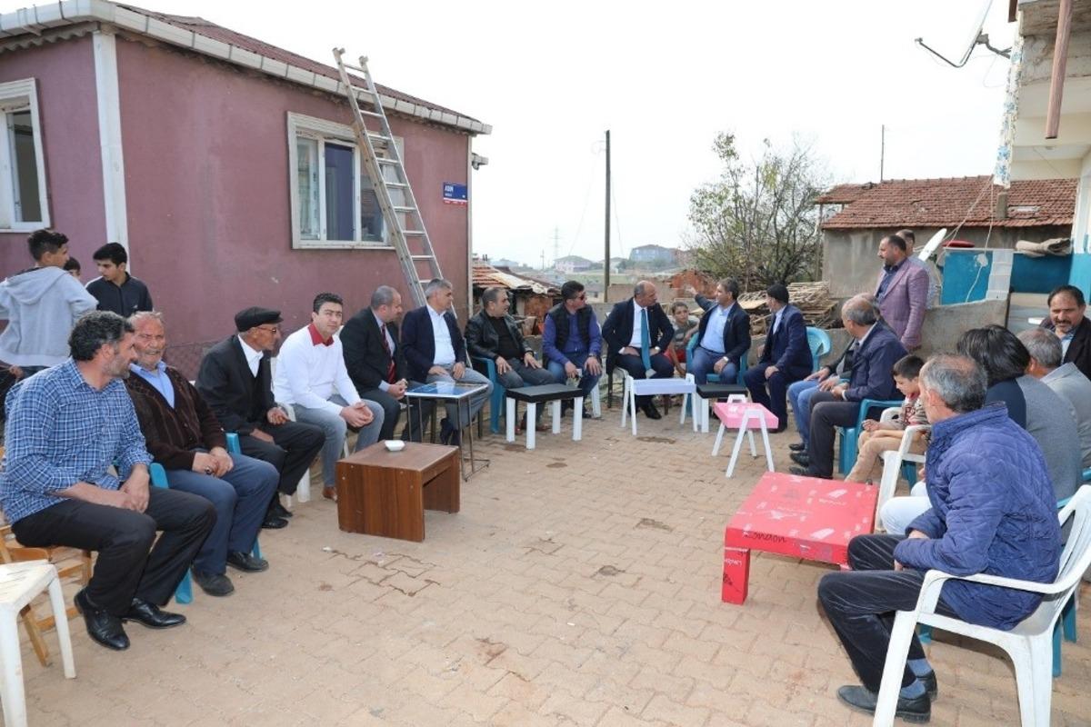 Başkan S&ouml;ğ&uuml;t&rsquo;evi yanan aileleri ziyaret etti