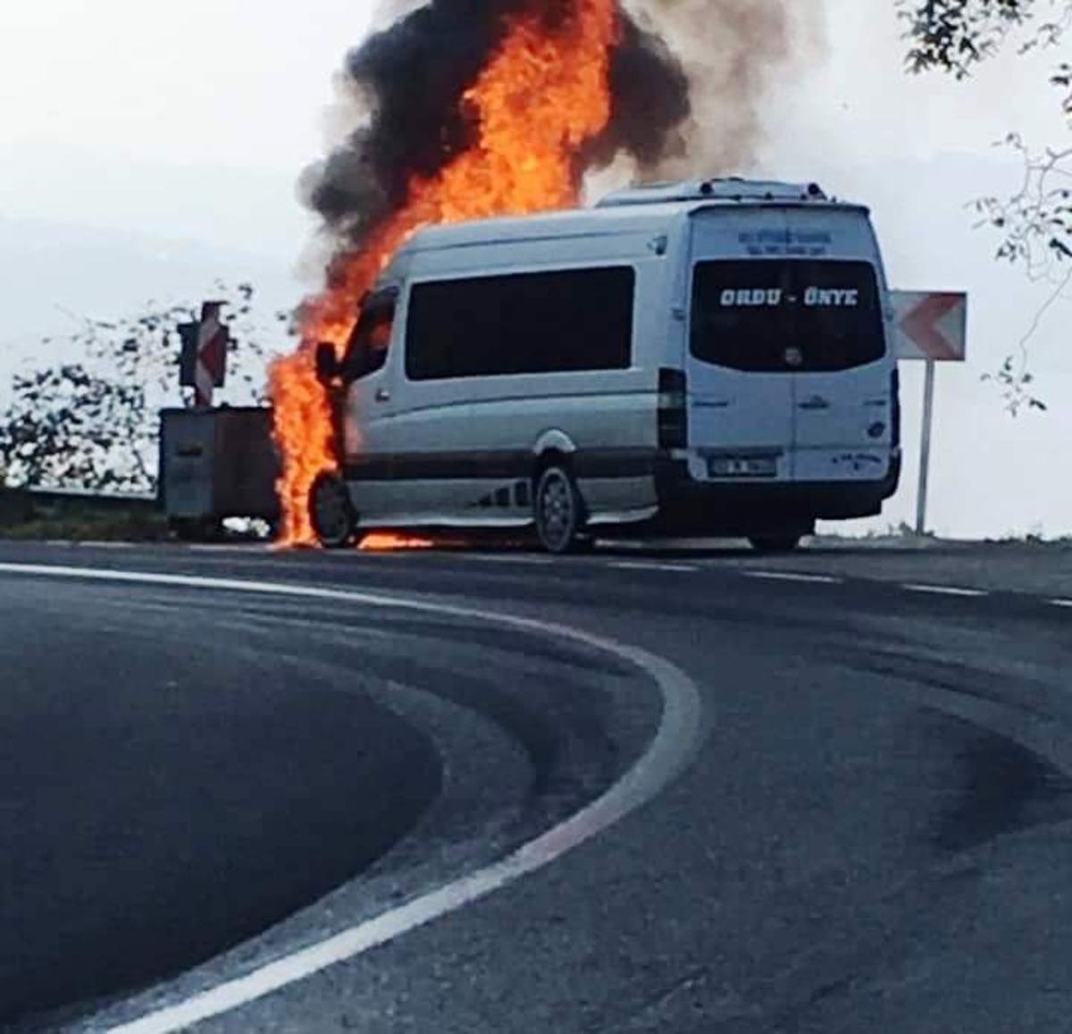 Dolmuş minib&uuml;s alevlere teslim oldu