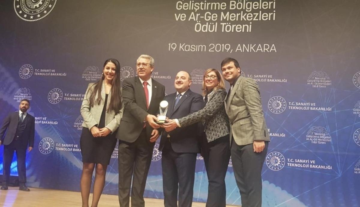 Ege-Teknopark ilk &ouml;d&uuml;l&uuml;n&uuml; Bakan Varank&rsquo;tan aldı