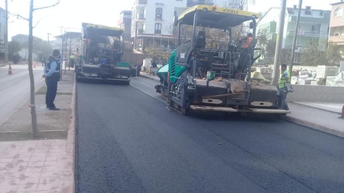 K&ouml;rfez&rsquo;de asfalt serimi s&uuml;r&uuml;yor