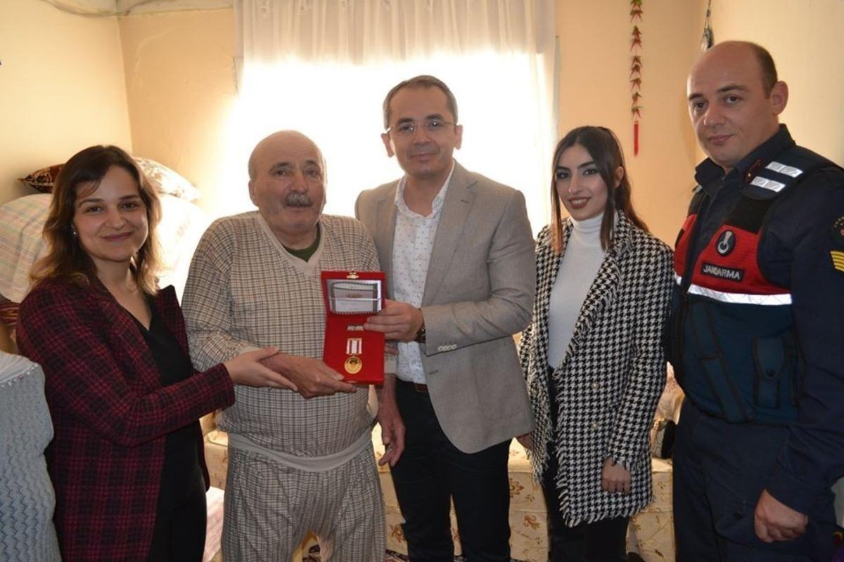 Kıbrıs Gazisine madalyası takdim edildi