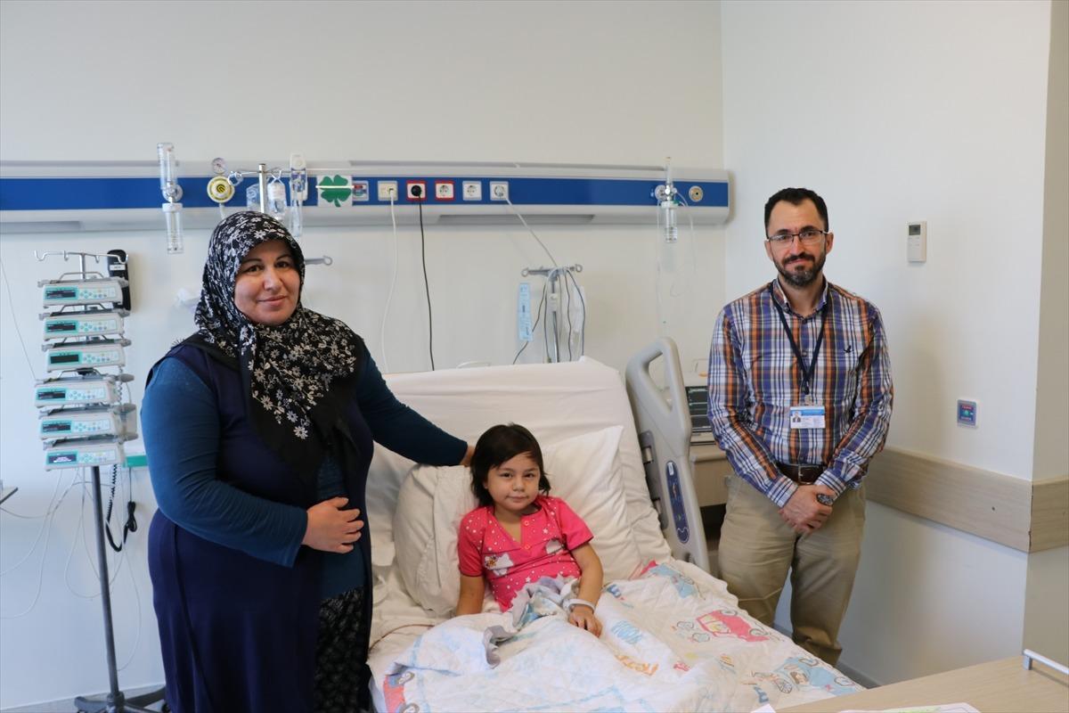 K&uuml;&ccedil;&uuml;k diyaliz hastası kızın "organ nakli" sevinci