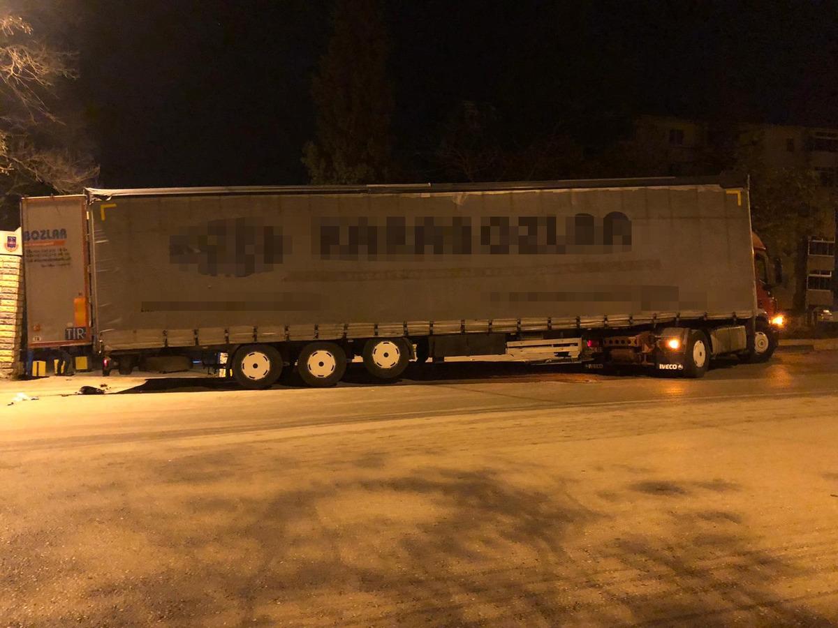 TIR'ın dorsesinde 117 ka&ccedil;ak g&ouml;&ccedil;men yakalandı