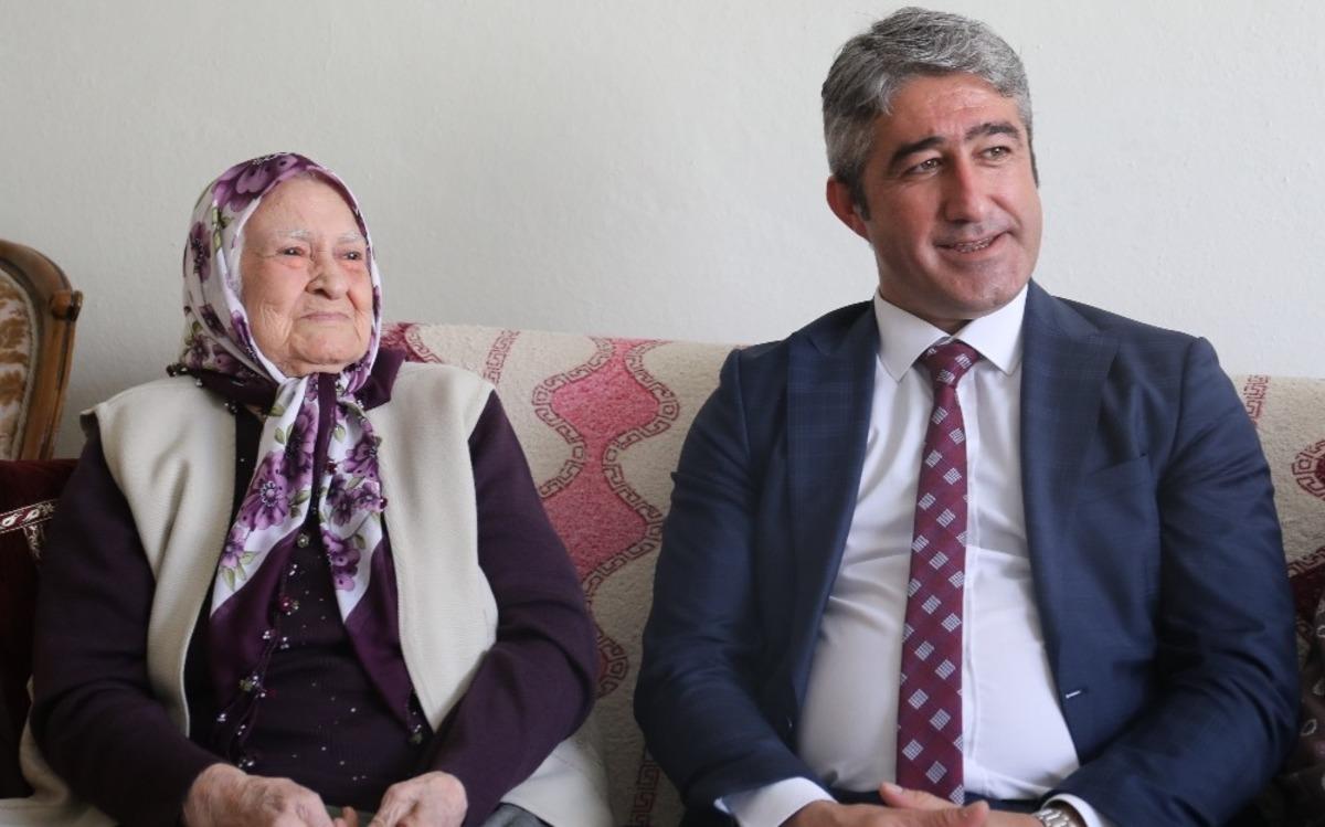 Başkan Oktay&rsquo;dan 83&rsquo;l&uuml;k M&uuml;rşide Teyze&rsquo;ye komşu ziyareti