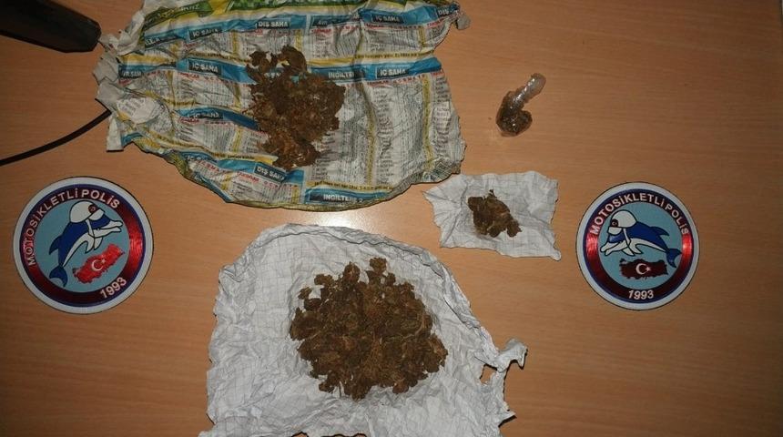 Yunus timlerinin durdurduğu şahıslardan uyuşturucu madde &ccedil;ıktı