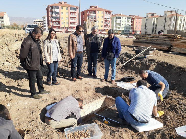 Çorum’da yol çalışmaları sırasında 2 bin yıllık lahit bulundu! G2