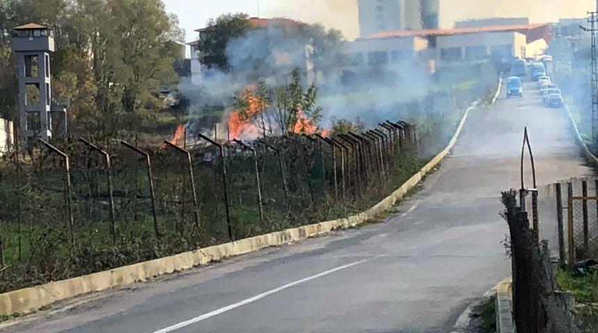 &Uuml;niversitenin dibinde ot yaktılar