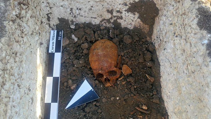 Çorum’da yol çalışmaları sırasında 2 bin yıllık lahit bulundu! G5