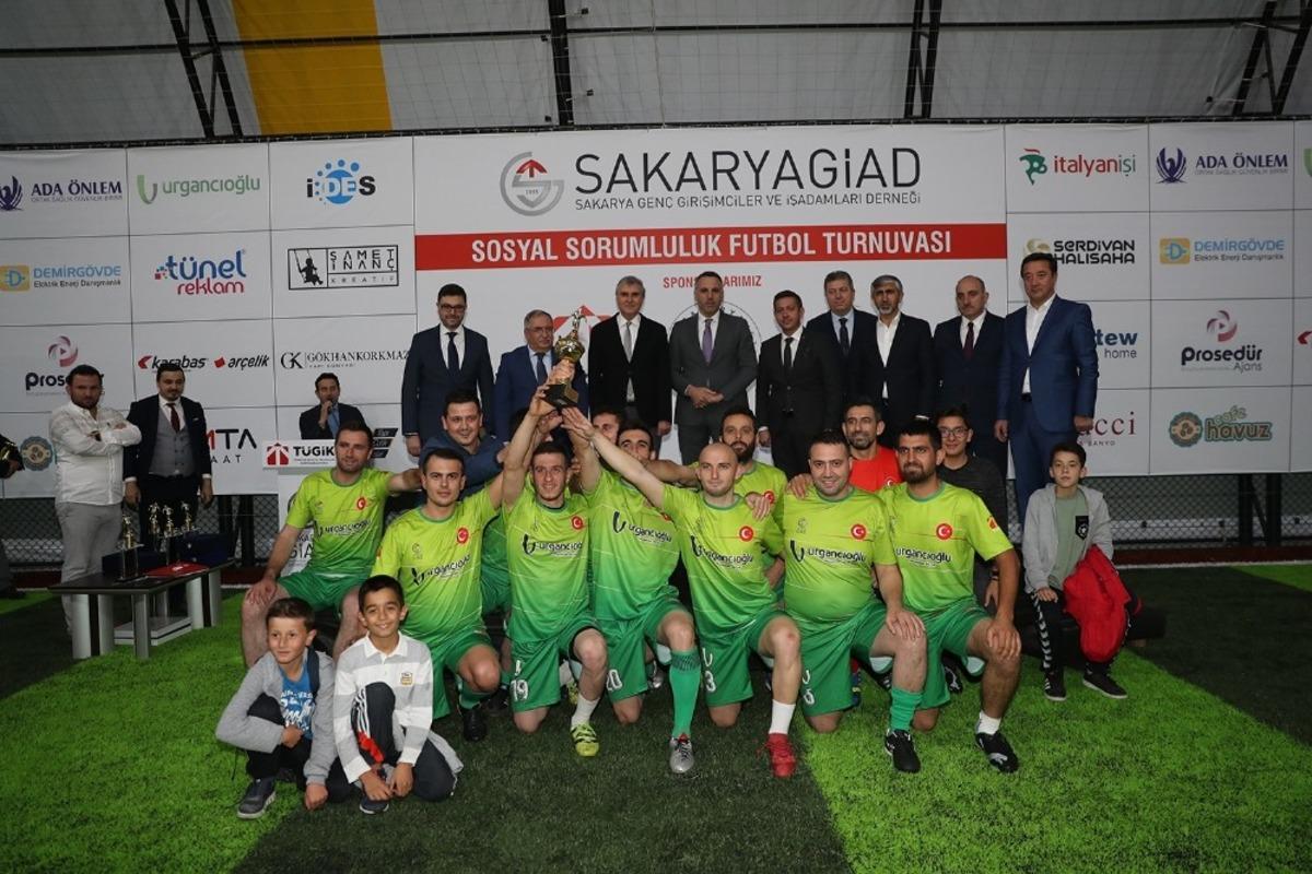 400 &ccedil;ocuğun giydirilmesi i&ccedil;in ma&ccedil; oynadılar