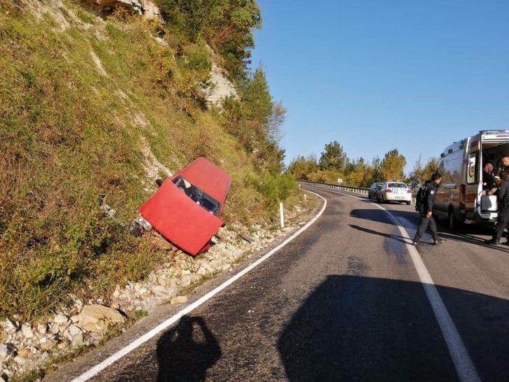 Yoldan çıkan otomobil şarampole yuvarlandı: 1 yaralı G3