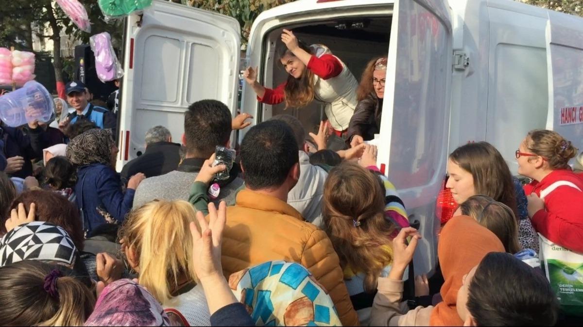 Kurtuluş g&uuml;n&uuml; promosyon &uuml;r&uuml;n dağıtımında izdiham