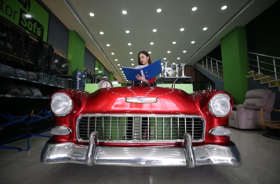 Yurt dışından sipariş yağıyor! Klasik araba' g&ouml;r&uuml;n&uuml;ml&uuml; koltuk takımı ve &ccedil;alışma masası &uuml;retiyorlar