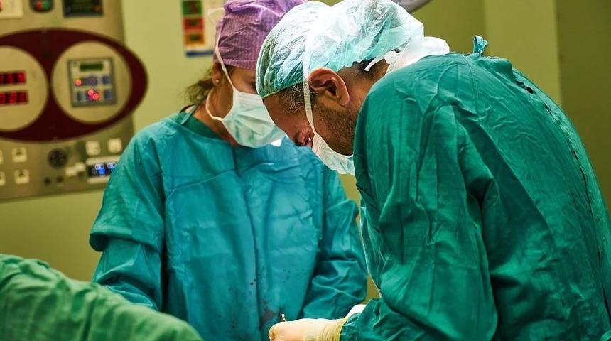 Hindistan'da bir adamın gözünden 7 santimetrelik canlı kurtçuk çıkarıldı