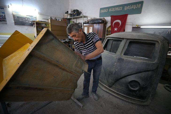 Yurt dışından sipariş yağıyor! Klasik araba' görünümlü koltuk takımı ve çalışma masası üretiyorlar G3