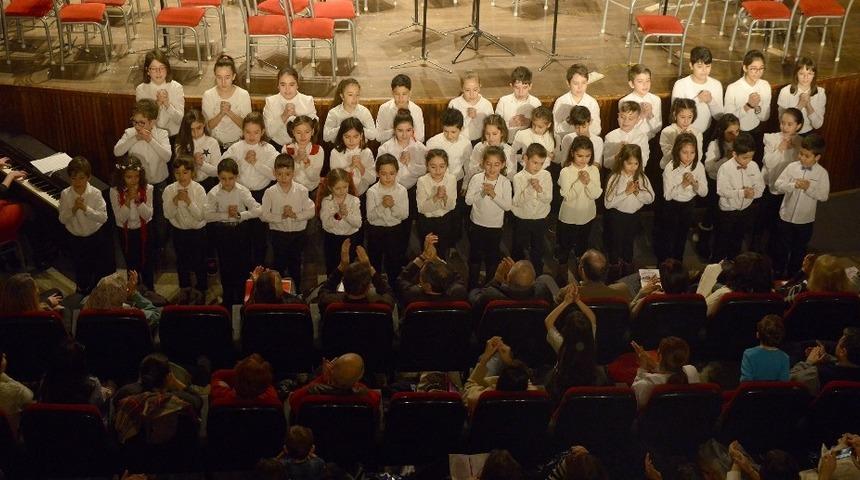 &Ccedil;ocuk korosu koristlerini arıyor