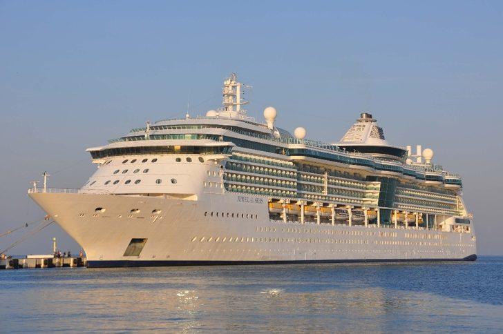 Kuşadası’na dev Kruvaziyer 2 bin 255 yolcu getirdi G1