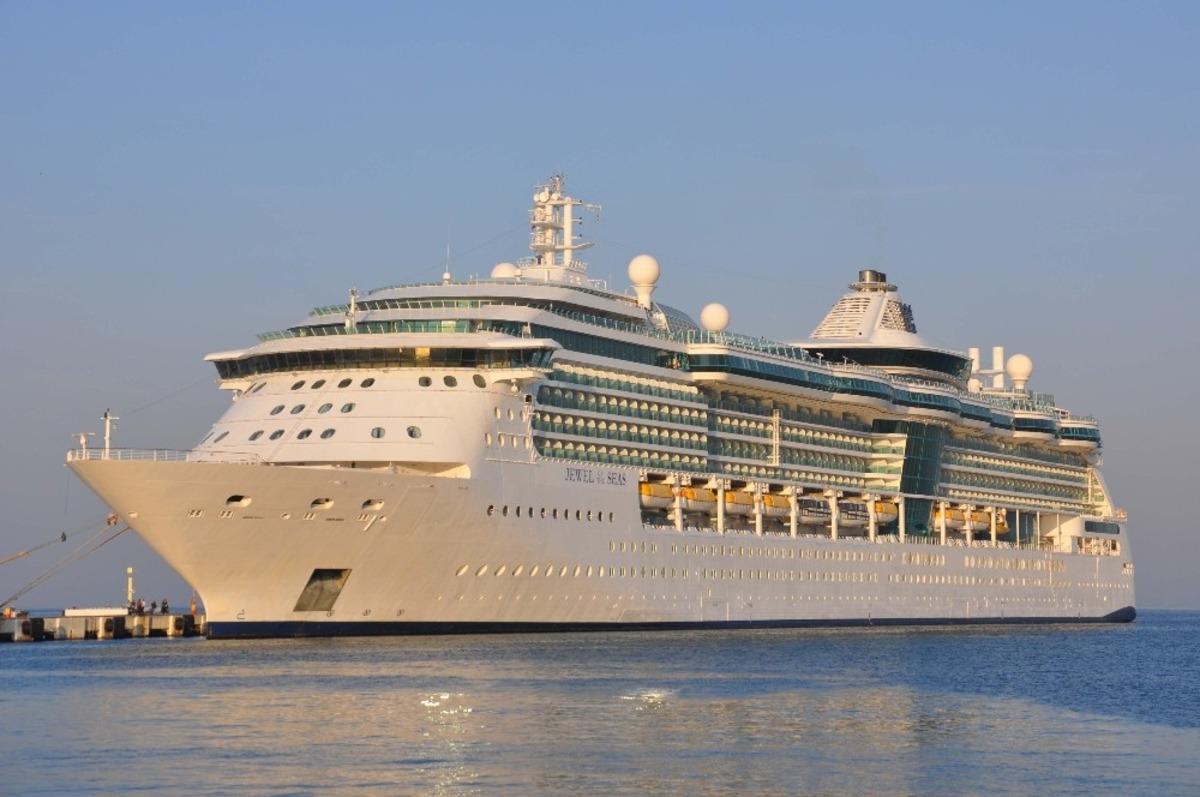 Kuşadası&rsquo;na dev Kruvaziyer 2 bin 255 yolcu getirdi