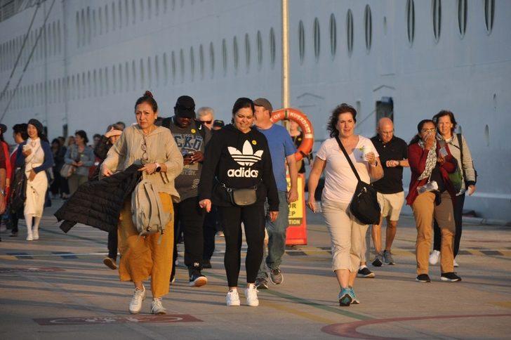 Kuşadası’na dev Kruvaziyer 2 bin 255 yolcu getirdi G3