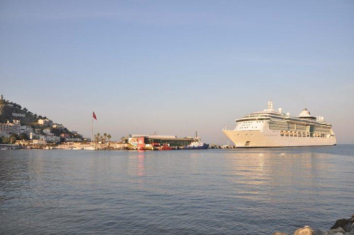 Kuşadası’na dev Kruvaziyer 2 bin 255 yolcu getirdi G5