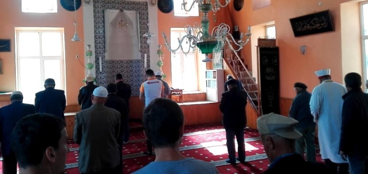 10 ay sonra imam atanana k&ouml;yde cami doldu taştı