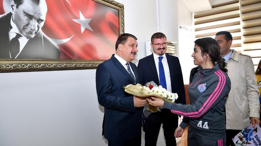 Başkan G&uuml;rkan&rsquo;dan bayan futbol takımına destek