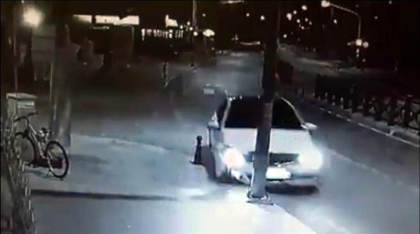 Uyuyan s&uuml;r&uuml;c&uuml; aydınlatma direğini devirdi