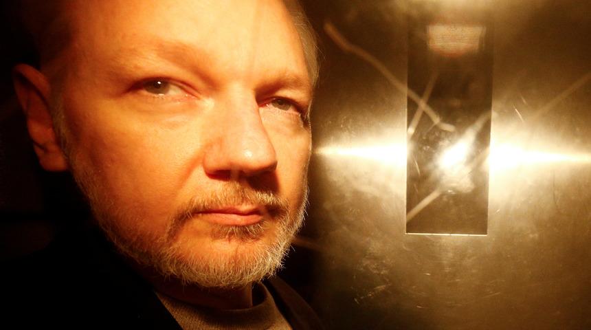İsveç, Assange'a tecavüz soruşturmasını kapattı