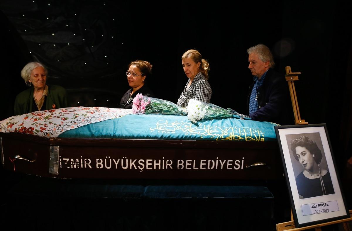 G&Uuml;NCELLEME - İzmir'de, vefat eden tiyatro sanat&ccedil;ısı Jale Birsel i&ccedil;in veda t&ouml;reni d&uuml;zenlendi