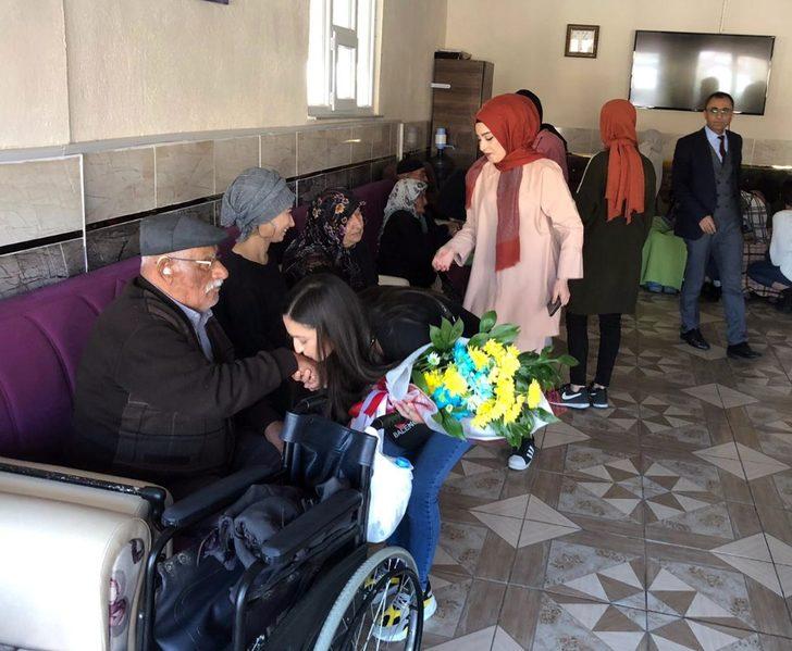 KYK Öğrencilerinden Yaşlılara Ziyaret G3