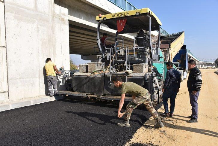 Bülent Ecevit Köprülü Kavşak’ta yan yollara asfalt atılıyor G1