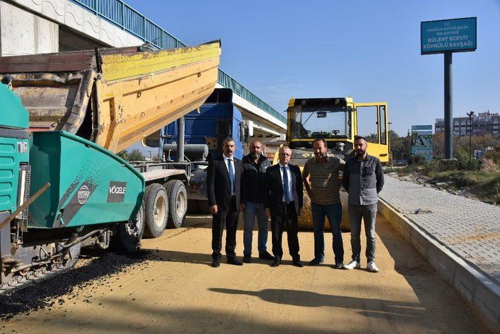Bülent Ecevit Köprülü Kavşak’ta yan yollara asfalt atılıyor G3