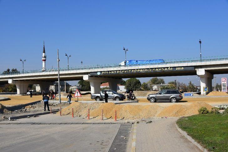 Bülent Ecevit Köprülü Kavşak’ta yan yollara asfalt atılıyor G4