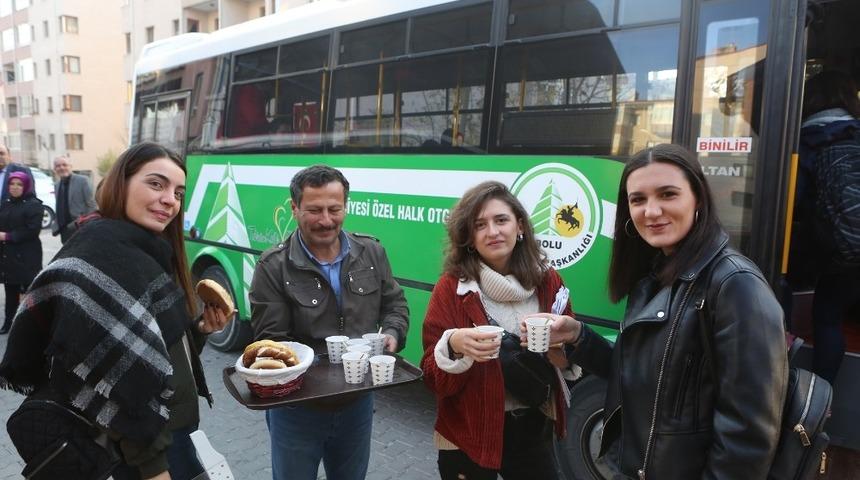 Üniversiteli öğrencilere çay ve simit ikramı