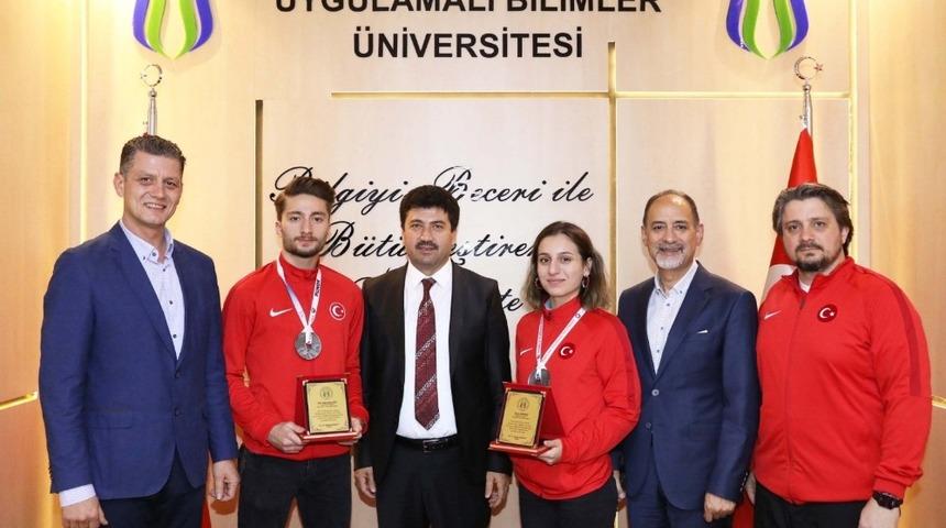 Şampiyon karatecilere Rekt&ouml;r Sarıbıyık&rsquo;tan tebrik