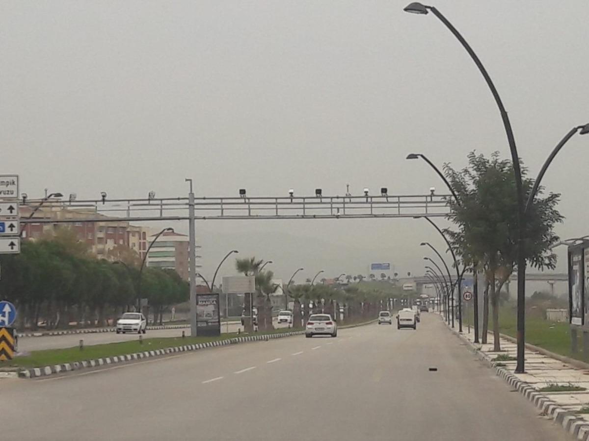 Kablo hırsızları Menemen Caddesini karanlığa g&ouml;md&uuml;