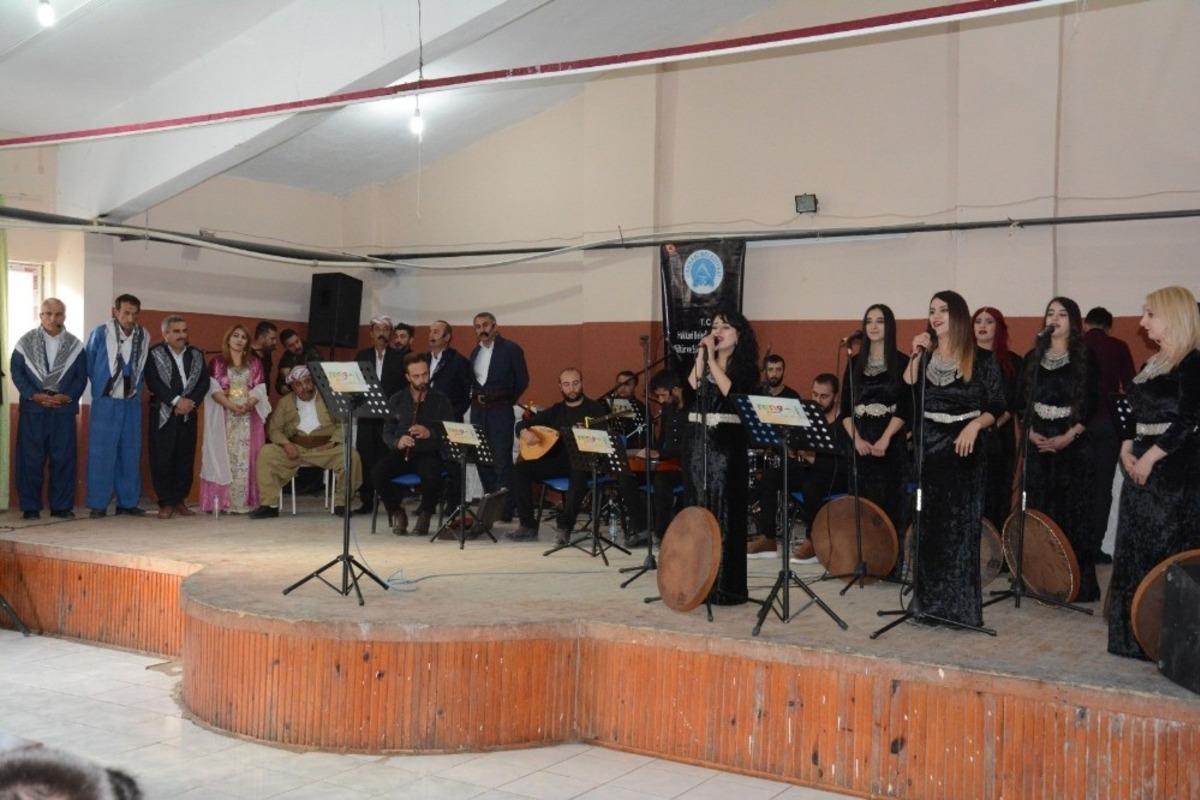 Reng-i Hakkari Sanat Topluluğu Derecik&rsquo;te sahne aldı