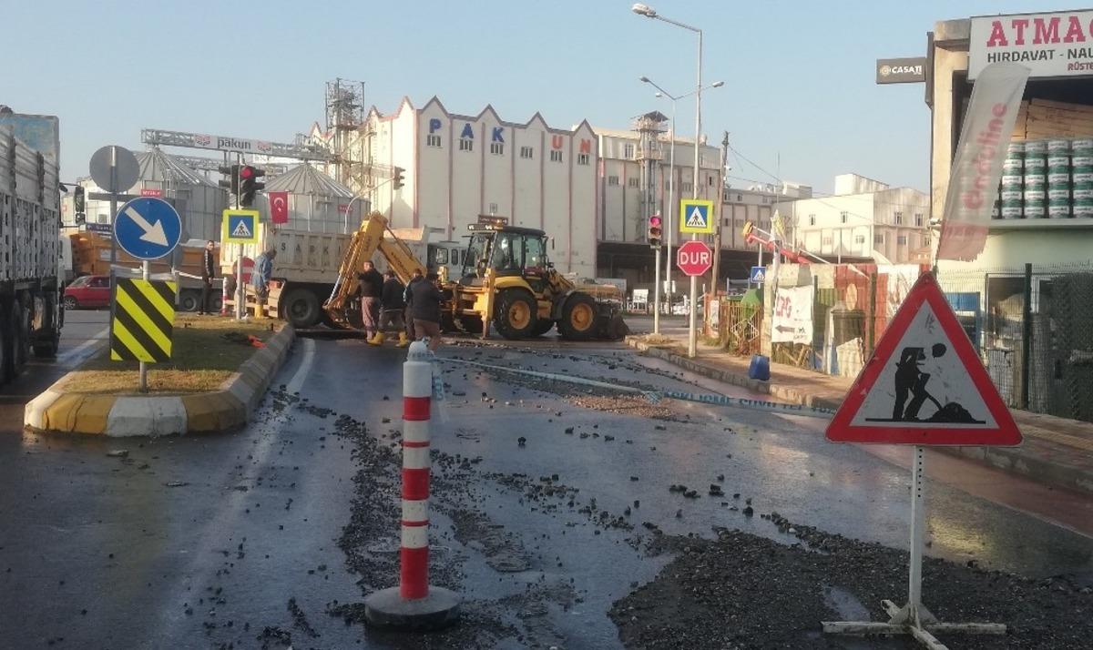 Patlayan boru 4 mahalleyi susuz bıraktı