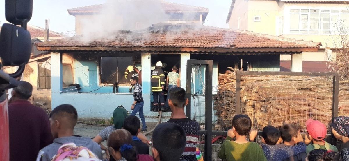 Tekirdağ&rsquo;da tek katlı ev yandı