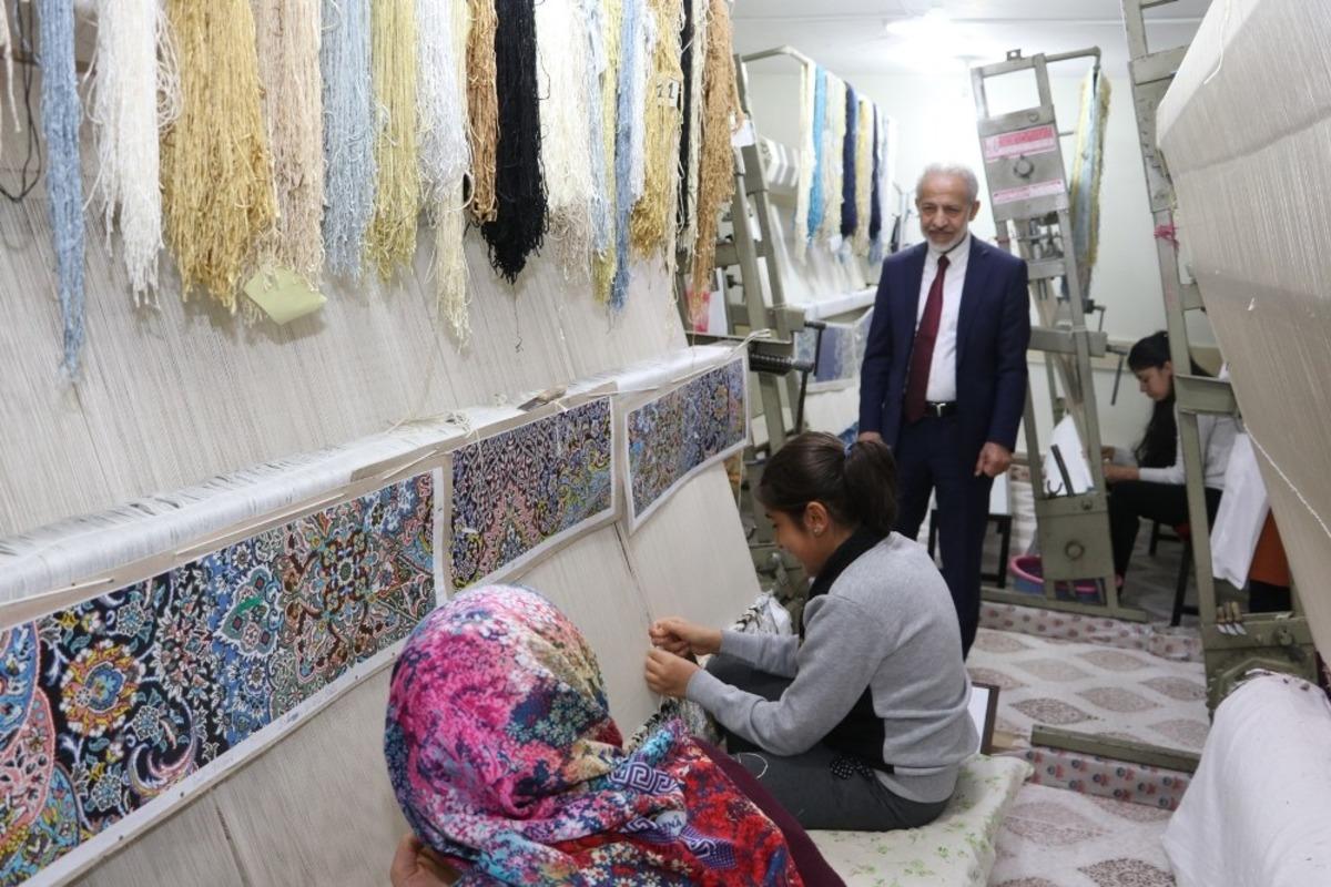 HR&Uuml; Rekt&ouml;r &Ccedil;elik Karak&ouml;pr&uuml; K&uuml;lt&uuml;r Merkezini gezdi