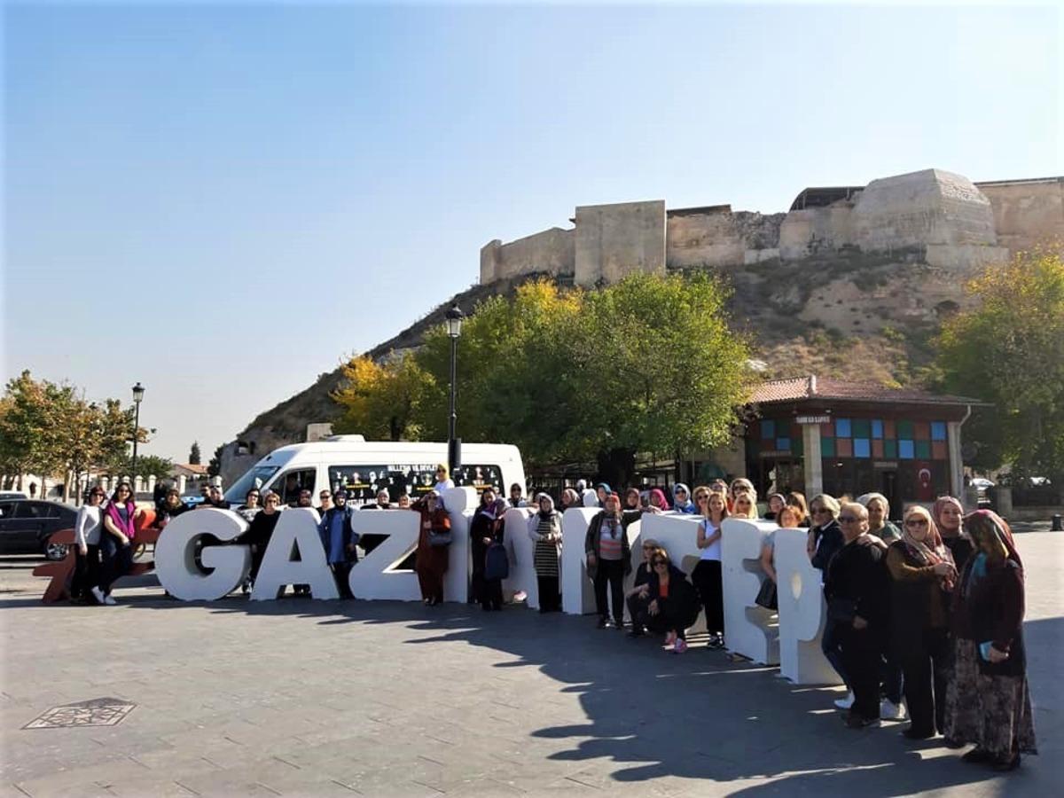 G&uuml;l&uuml;&ccedil;l&uuml; kadınlar Şanlıurfa ve Gaziantep gezisine başladı
