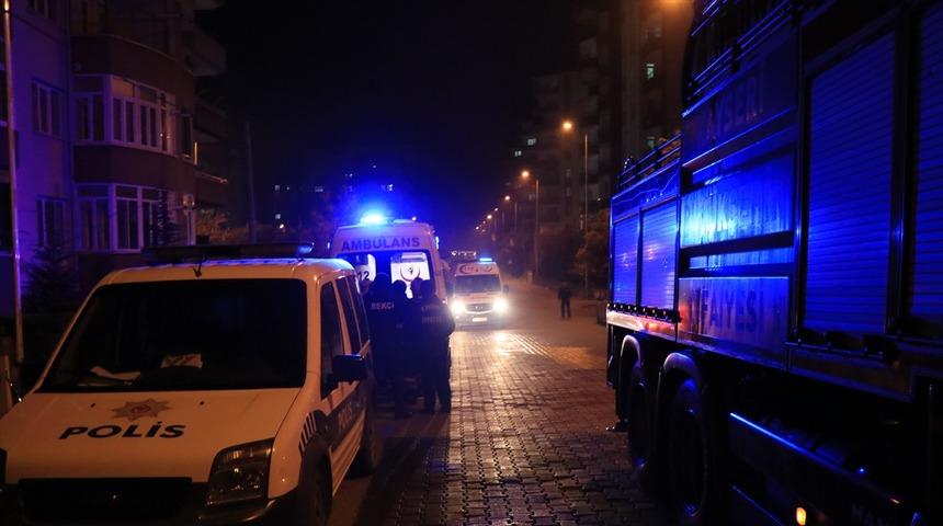 Eşini bı&ccedil;aklayıp kendini eve kapattı! 