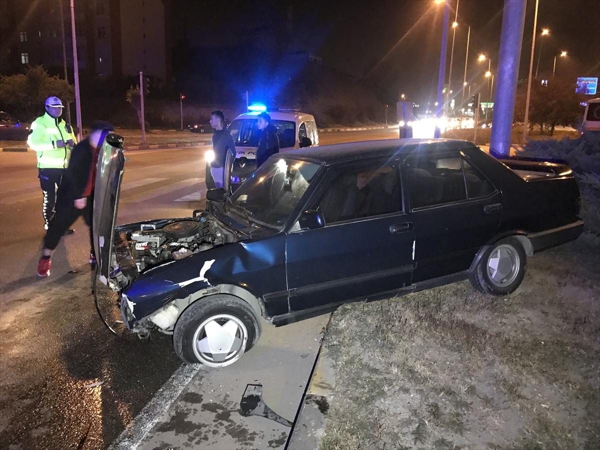 Karab&uuml;k'te iki otomobil &ccedil;apıştı: 4 yaralı