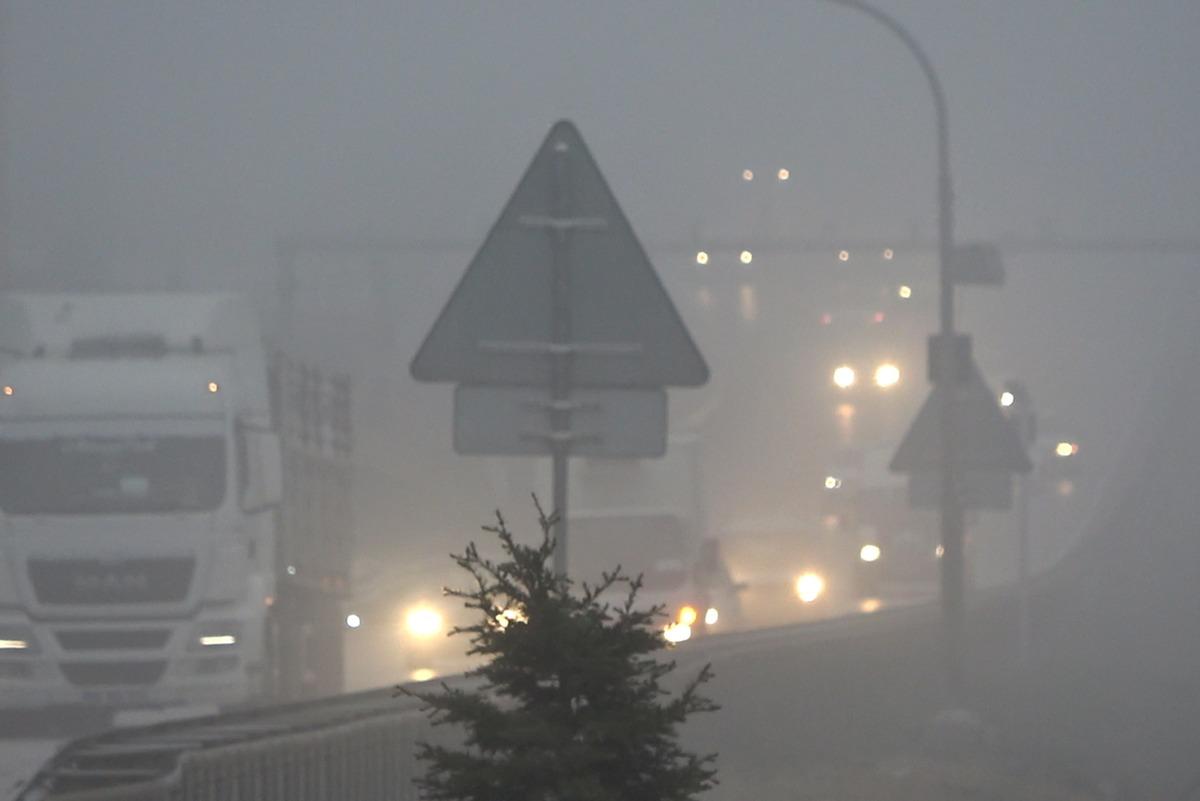 G&ouml;z g&ouml;z&uuml; g&ouml;rm&uuml;yor! Tam 43 ilin ge&ccedil;iş noktası sis altında