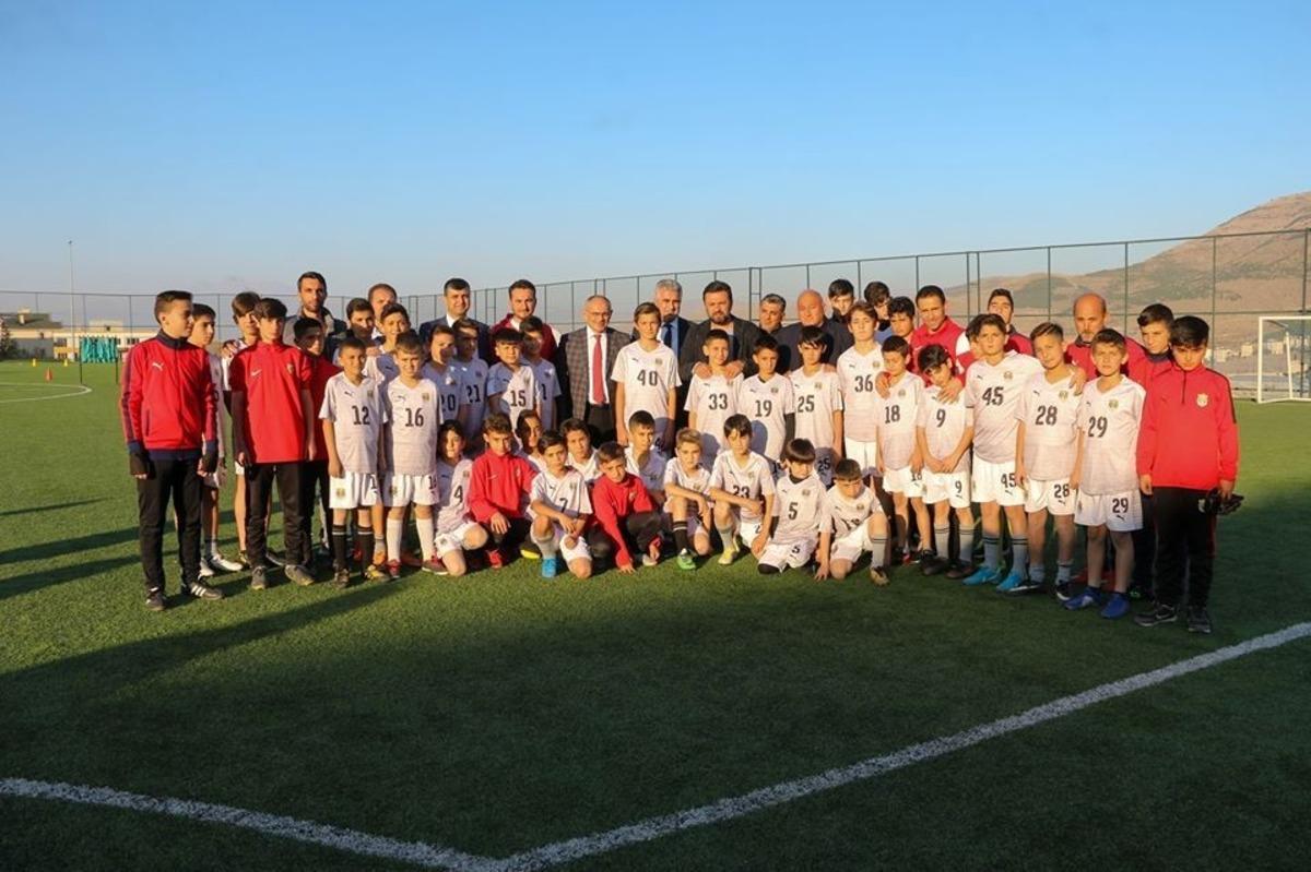 B&uuml;lent Uygun, Yerk&ouml;y Futbol Akademisini ziyaret etti
