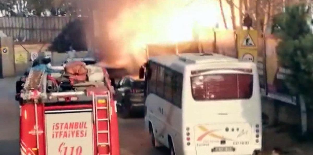 Kadık&ouml;y&rsquo;de korkutan patlama! O anlar kamerada 